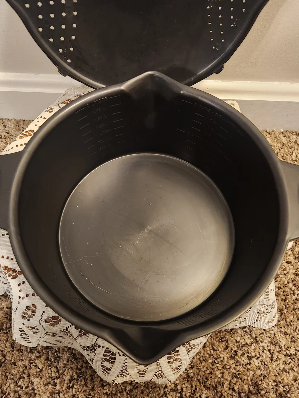 Pampered Chef Large 2 QT Micro Cooker with Built-In Strainer Lid #2778